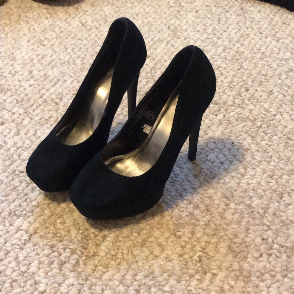 Black pumps